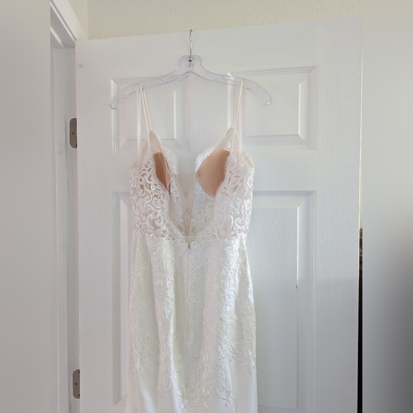 Boutique Wedding Dress (never worn) - Picture 4 of 11